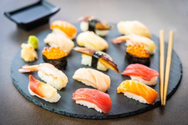 Somon balığı karides karides yılan balığı kabuk ve oth nigiri suşi ayarla