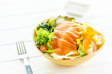 Deniz yosunu ve diğer vegeta et sashimi ham taze somon balık