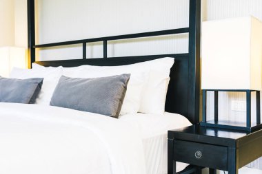 Hafif lamba ile yatakta güzel lüks rahat yastık