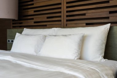 Hafif lamba ile yatakta güzel lüks rahat yastık