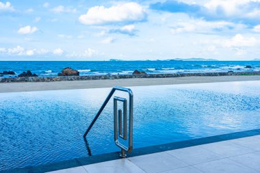 Beyaz bulut ile otel beldesinde güzel açık yüzme havuzu