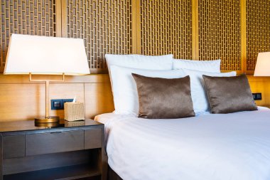 Yatak ve battaniye üzerinde güzel lüks rahat beyaz yastık Dec