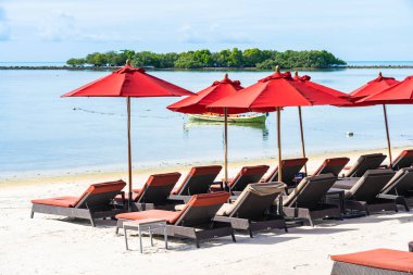 Şemsiye sandalye ile güzel açık tropikal plaj deniz Okyanusu