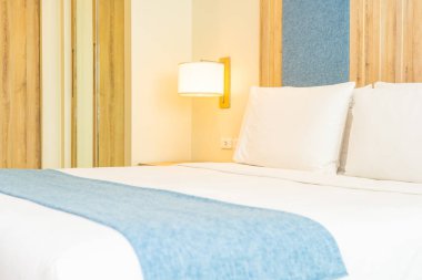 Hafif lamba ile yatak dekorasyonbeyaz rahat yastık