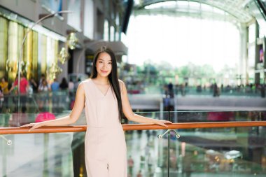 Güzel Asyalı kadın gülümseme ve mutlu alışveriş merkezi