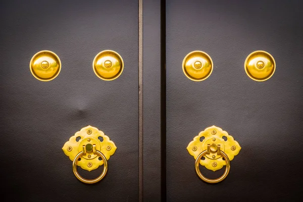 Oude en vintage deur knop op de poort van de tempel — Stockfoto