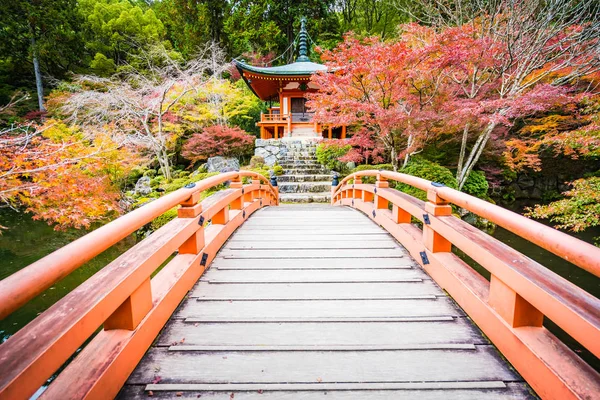 Belo templo Daigoji com árvore colorida e folha no outono s — Fotografia de Stock