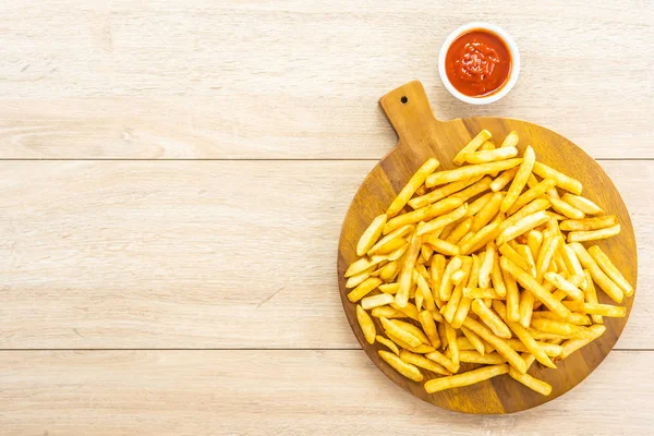 Batatas fritas com molho de tomate ou ketchup — Fotografia de Stock