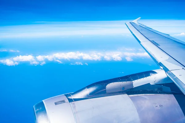 Mavi gökyüzü ile uçak kanadı havadan görünümü — Stok fotoğraf