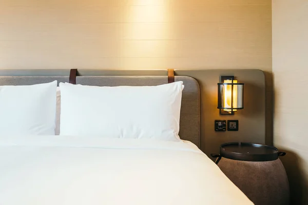 Vita bekväm kudde på sängen dekoration — Stockfoto