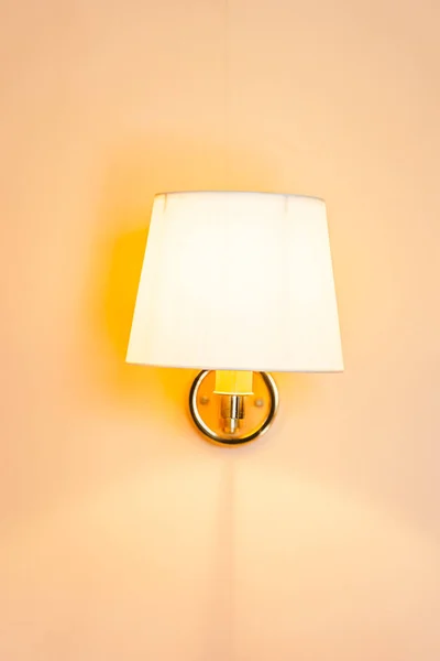 Schöne Lampe und Glühbirne an der Wanddekoration Innenraum — Stockfoto