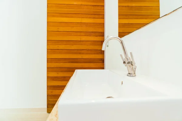 Kran eller vatten tryck och vitt handfat eller tvättställ dekoration i ba — Stockfoto