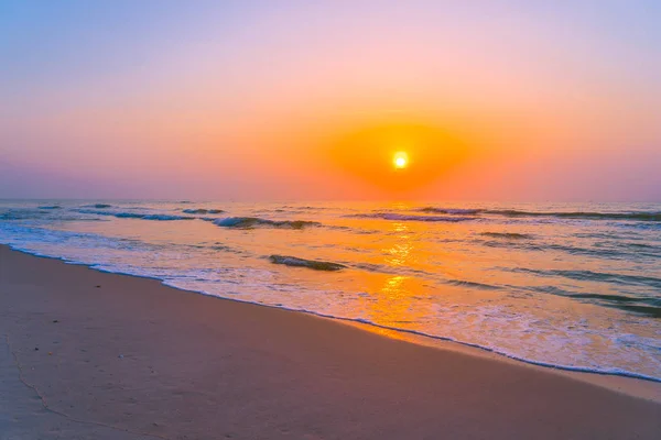 Красивий краєвид відкритого моря океан і пляж на сході сонця або Су — стокове фото