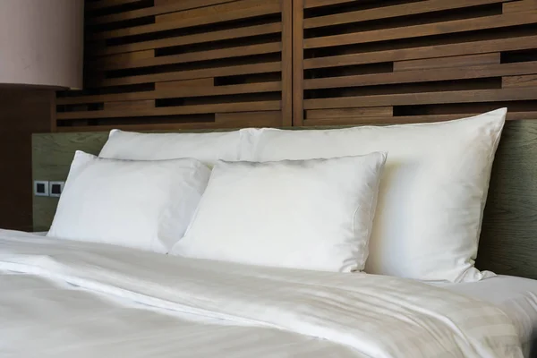 Piękna luksusowa komfortowa Poduszka na łóżku z lampką — Zdjęcie stockowe