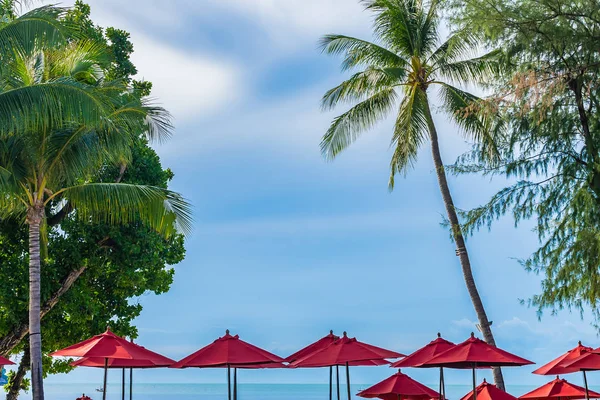 Sıcak açık yüzme havuzu etrafında güzel şemsiye ve sandalye