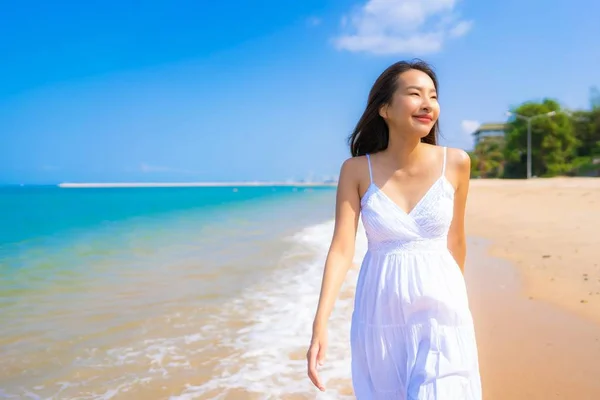 Porträt schöne junge asiatische Frau glücklich lächeln Freizeit auf der — Stockfoto