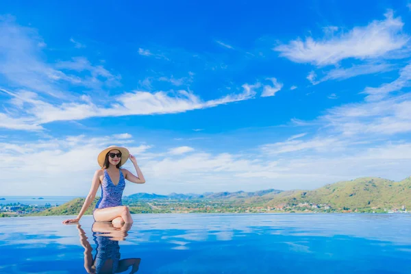 Asyalı genç gülümsemek güzel kadın portre mutlu dinlenmek