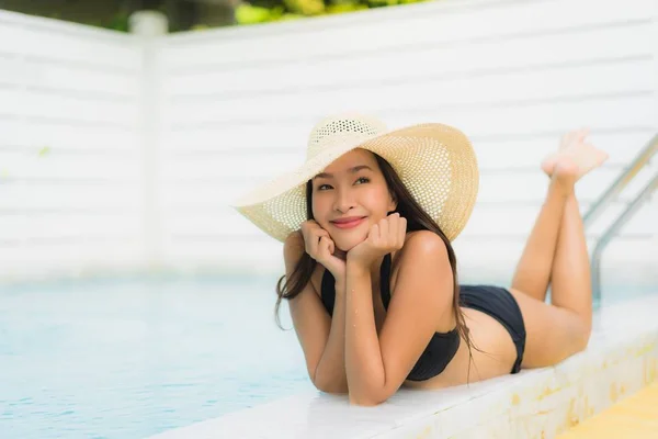 Портрет красива молода азіатка щаслива посмішка розслабляється навколо ou — стокове фото