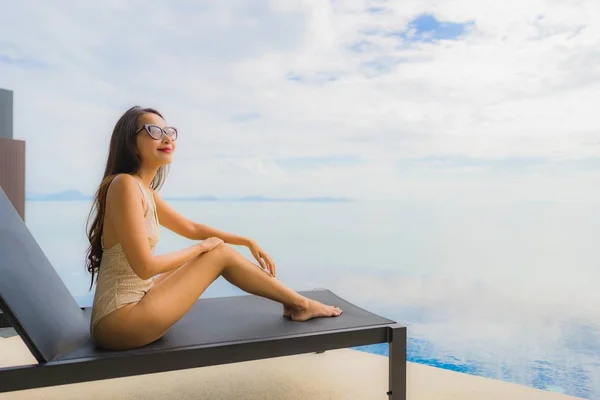 Retrato jovem mulher asiática relaxar sorriso feliz ao redor natação poo — Fotografia de Stock