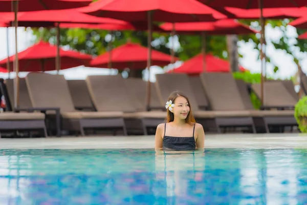 肖像画若いアジアの女性は、屋外の水泳の周りに幸せな笑顔をリラックス — ストック写真