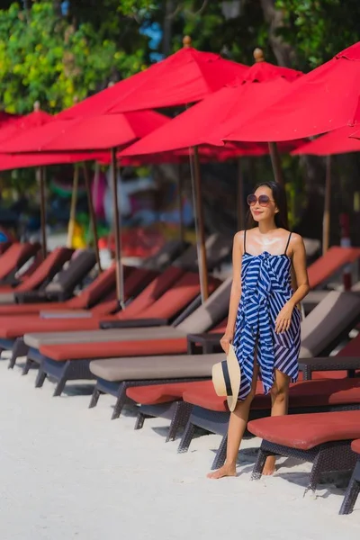 Portret jonge Aziatische vrouw glimlach gelukkig rond strand zee oceaan Wi — Stockfoto