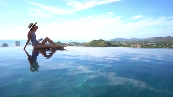 Βίντεο Της Ασιατικής Γυναίκας Χαλάρωσης Στην Πισίνα Κατά Διάρκεια Των — Αρχείο Βίντεο