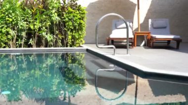 Oteldeki boş havuzun sakin görüntüleri.