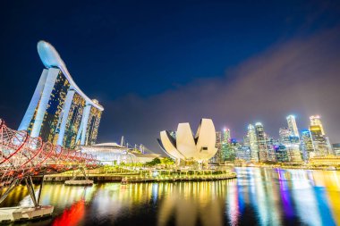 Gökdelen marina defne içinde etrafında bina güzel mimari 