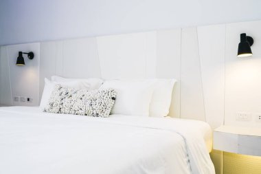 Beyaz yastık Yatak Dekorasyon güzel lüks yatak odasında Inter