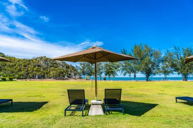 Şemsiye ve c ile deniz ve plaj güzel açık manzara