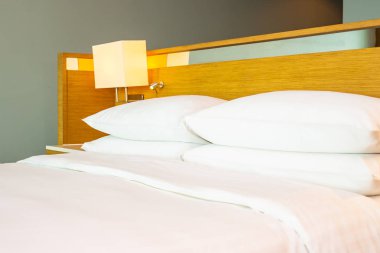 B yatak dekorasyonu üzerinde güzel lüks rahat beyaz yastık