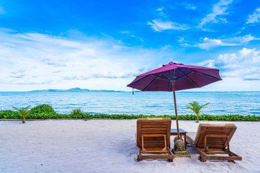 Boş sandalye güverte ve plaj deniz Okyanusu güzel manzara