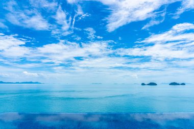 Beyaz bulut bl üzerinde deniz okyanusu ile güzel açık yüzme havuzu