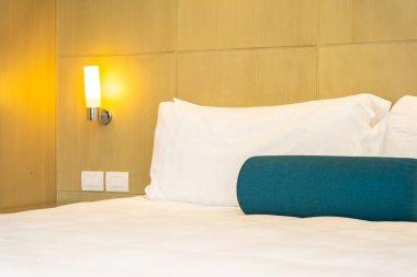 Yatak dekorasyon iç güzel beyaz yastık ve battaniye