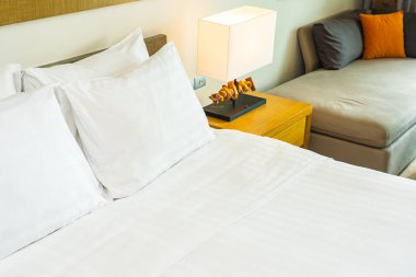 Hafif lamba ile yatak dekorasyonbeyaz rahat yastık