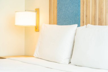 Hafif lamba ile yatak dekorasyonbeyaz rahat yastık