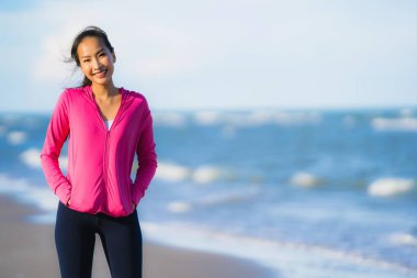 Portre güzel genç Asyalı kadın çalışan ve t üzerinde egzersiz