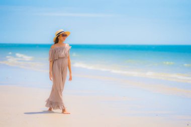 Portre güzel genç Asyalı kadın mutlu gülümseme Relax tr