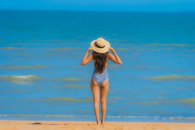 Portre güzel genç Asyalı kadın mutlu gülümseme Relax tr