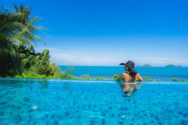 Portre güzel genç Asyalı kadın lüks açık SWI rahatlayın