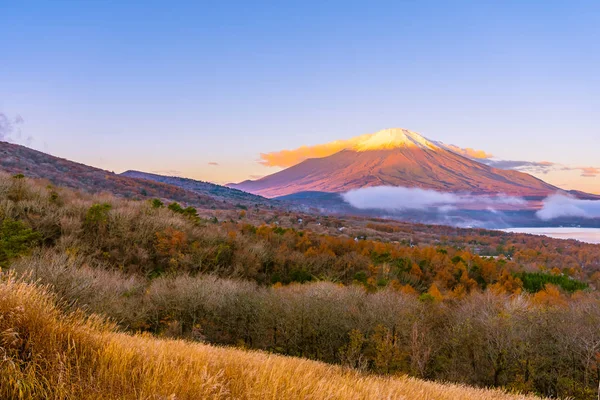 Bela montanha fuji em yamanakako ou lago yamanaka — Fotografia de Stock