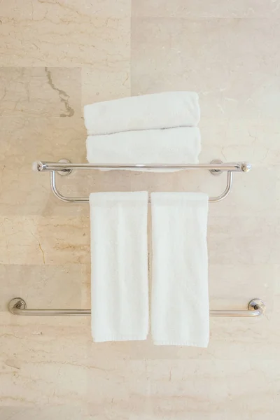 Toalha branca no banheiro — Fotografia de Stock