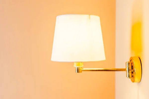 Mooie licht lamp en lamp op muur decoratie interieur — Stockfoto
