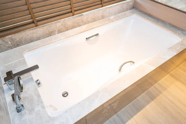 Красивый роскошный интерьер ванной комнаты — стоковое фото