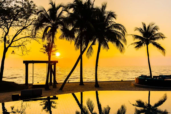 Beautiful Silhouette coconut palm tree on sky around swimming po — Stock Photo, Image