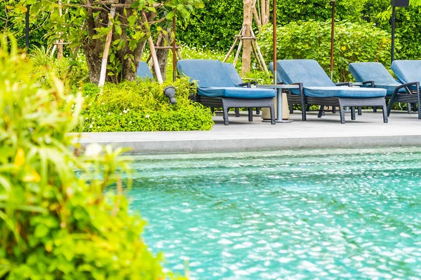 Bella piscina all'aperto in hotel e resort con sedia a rotelle — Foto Stock