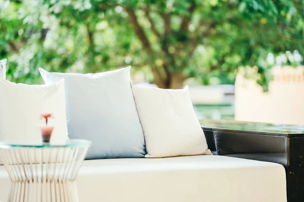 Schöne luxuriöse bequeme Kissen auf Sofa-Dekoration im Wohnzimmer — Stockfoto