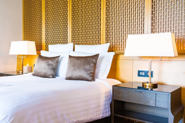 Schöne luxuriöse komfortable weiße Kissen auf Bett und Decke dec — Stockfoto