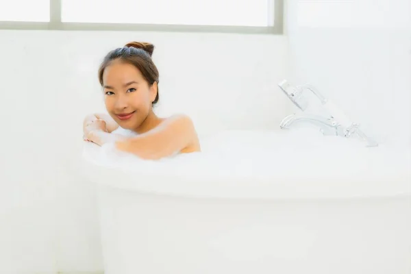 Portrét krásné mladé Asijské žena si vanu v koupelně — Stock fotografie