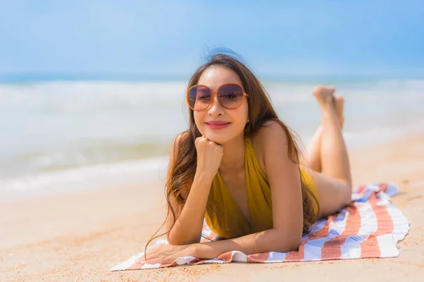 Portrait beautiful young asian woman smile happy on the beach an — Stock Photo, Image